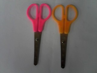 TIJERA ESCOLAR CHICA MANGO PLASTICO COLOR (412001/016-14) 