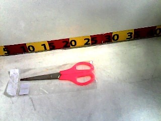 TIJERA ESCOLAR MEDIANA16CM MANGO PLASTICO COLOR CON PUNTA ATHAND (166014/601)